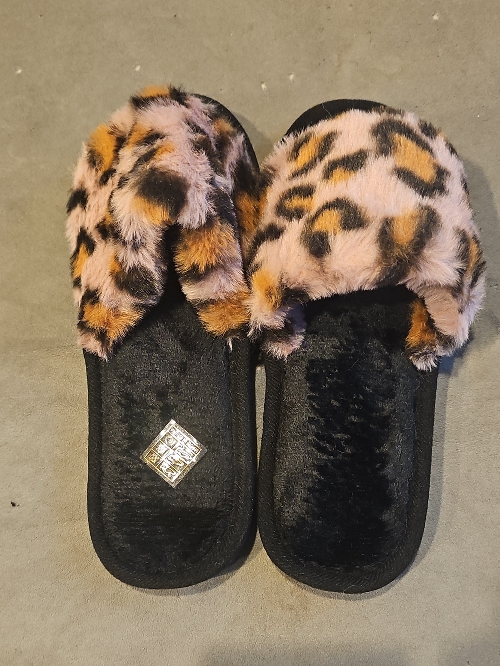 NWOT Faux Fur Leopard Slide Slippers. Fits Sz 7/8